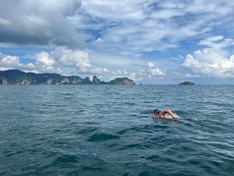 หนุ่มว่ายน้ำข้ามทะเลกระบี่ 30 กม. หนุ่มว่ายน้ำข้ามทะเลกระบี่ 30 กม.