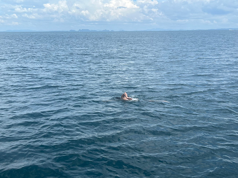 หนุ่มว่ายน้ำข้ามทะเลกระบี่ 30 กม. หนุ่มว่ายน้ำข้ามทะเลกระบี่ 30 กม.