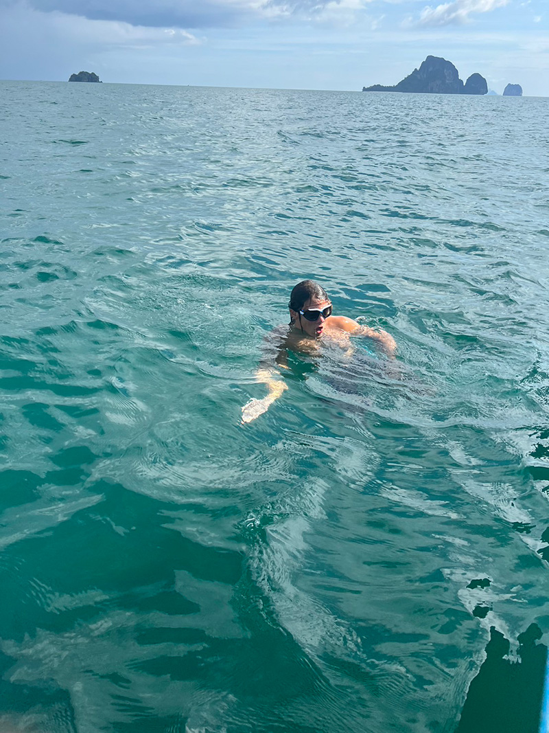 หนุ่มว่ายน้ำข้ามทะเลกระบี่ 30 กม. หนุ่มว่ายน้ำข้ามทะเลกระบี่ 30 กม.