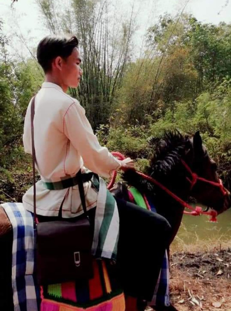 ไวรัลหนุ่มนักศึกษา ขี่ม้าไปเรียน ไวรัลหนุ่มนักศึกษา ขี่ม้าไปเรียน