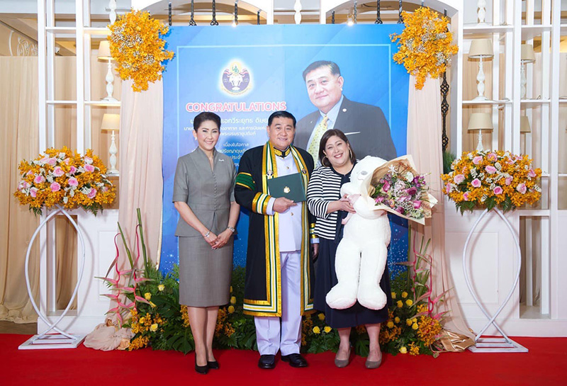 กรมพระศรีสวางควัฒน พระราชทานปริญญา กรมพระศรีสวางควัฒน พระราชทานปริญญา