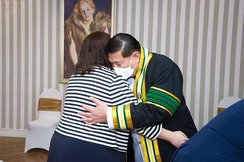 กรมพระศรีสวางควัฒน พระราชทานปริญญา กรมพระศรีสวางควัฒน พระราชทานปริญญา