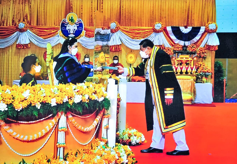 กรมพระศรีสวางควัฒน พระราชทานปริญญา กรมพระศรีสวางควัฒน พระราชทานปริญญา