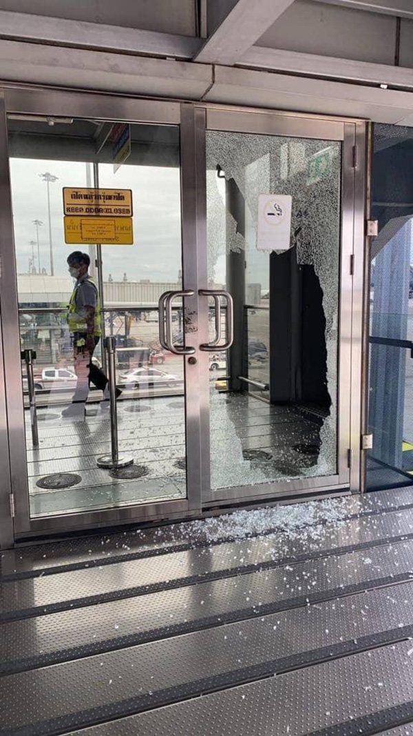 คลิปนาทีชายคลั่งถือขวานบุกลานจอดวิ่งใส่เครื่องบิน คลิปนาทีชายคลั่งถือขวานบุกลานจอดวิ่งใส่เครื่องบิน