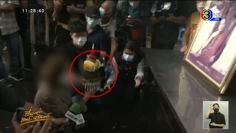 ดราม่าอีก.. นักข่าวยกพานเทียนแพ ขอขมา หลวงปู่แสง ดราม่าอีก.. นักข่าวยกพานเทียนแพ ขอขมา หลวงปู่แสง