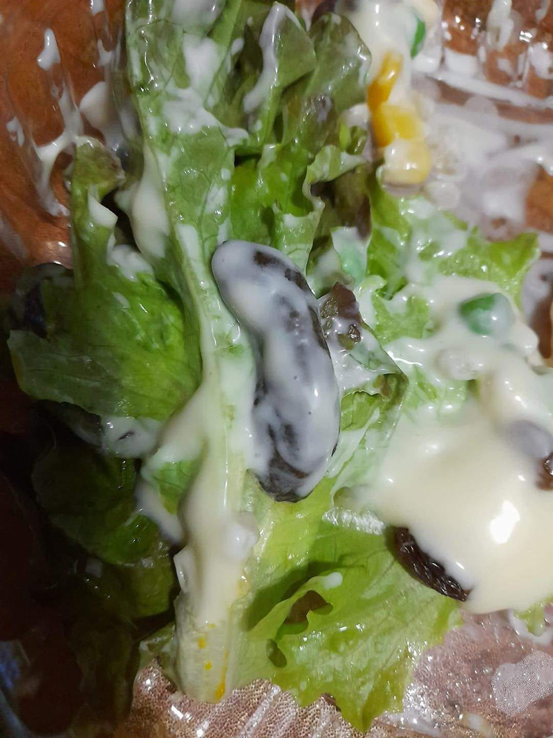 ซื้อสลัดผักจากร้านในห้าง กินเกือบหมด เพิ่งเห็นบางอย่างสีดำ ซื้อสลัดผักจากร้านในห้าง กินเกือบหมด เพิ่งเห็นบางอย่างสีดำ