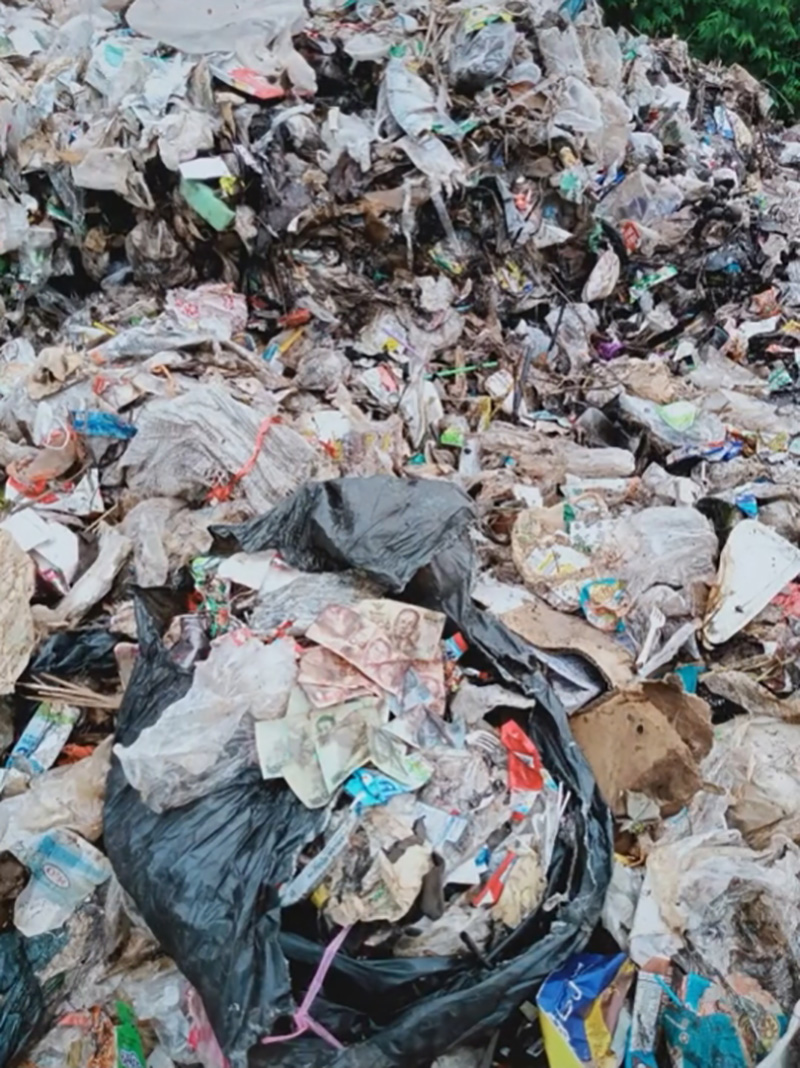 หนุ่มดวงเฮง คุ้ยขยะอยู่ดี ๆ ฟลุคเจอเงินสด หนุ่มดวงเฮง คุ้ยขยะอยู่ดี ๆ ฟลุคเจอเงินสด