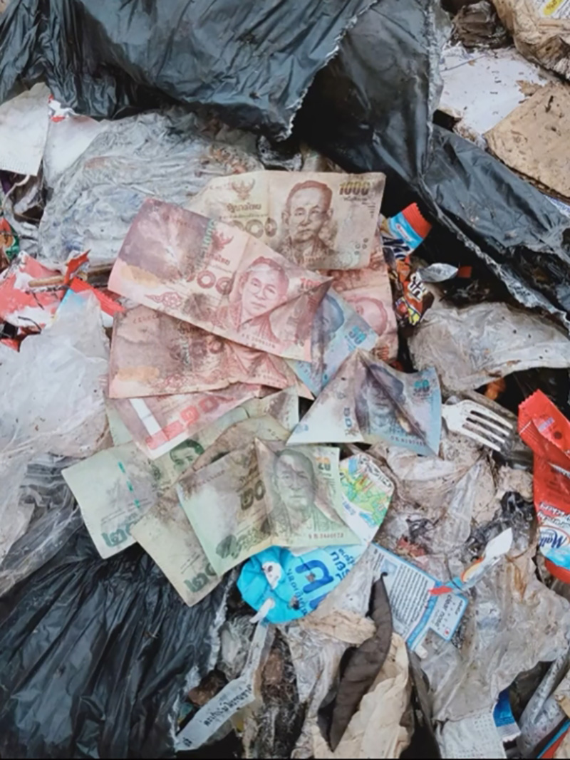 หนุ่มดวงเฮง คุ้ยขยะอยู่ดี ๆ ฟลุคเจอเงินสด หนุ่มดวงเฮง คุ้ยขยะอยู่ดี ๆ ฟลุคเจอเงินสด