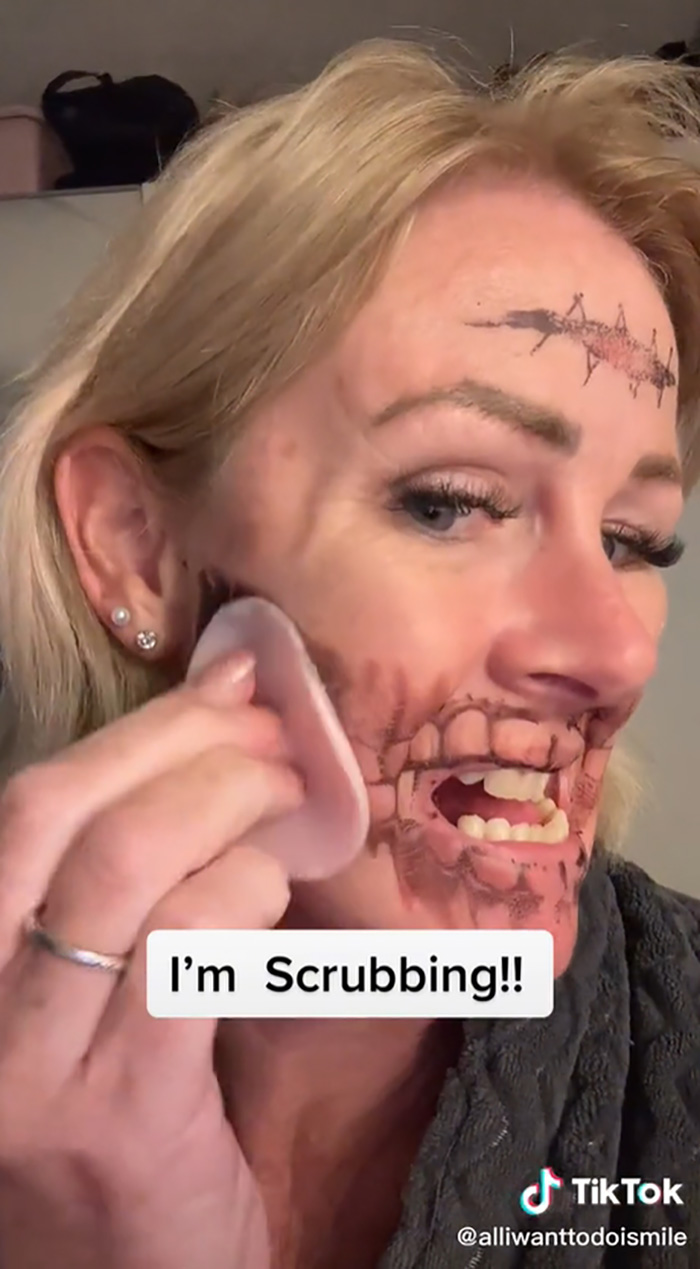 หญิงแต่งหน้าฮาโลวีนจัดเต็ม หญิงแต่งหน้าฮาโลวีนจัดเต็ม