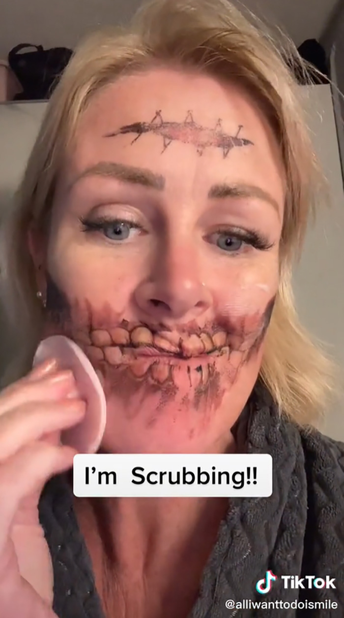 หญิงแต่งหน้าฮาโลวีนจัดเต็ม หญิงแต่งหน้าฮาโลวีนจัดเต็ม