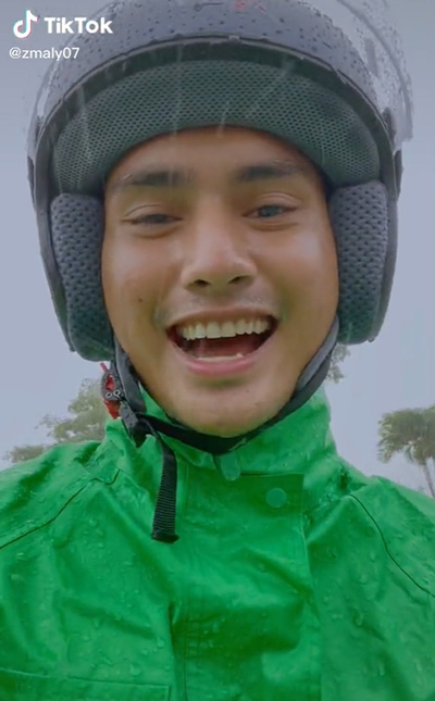 หนุ่มไรเดอร์ โชว์ใบปริญญา 2 ใบ หนุ่มไรเดอร์ โชว์ใบปริญญา 2 ใบ