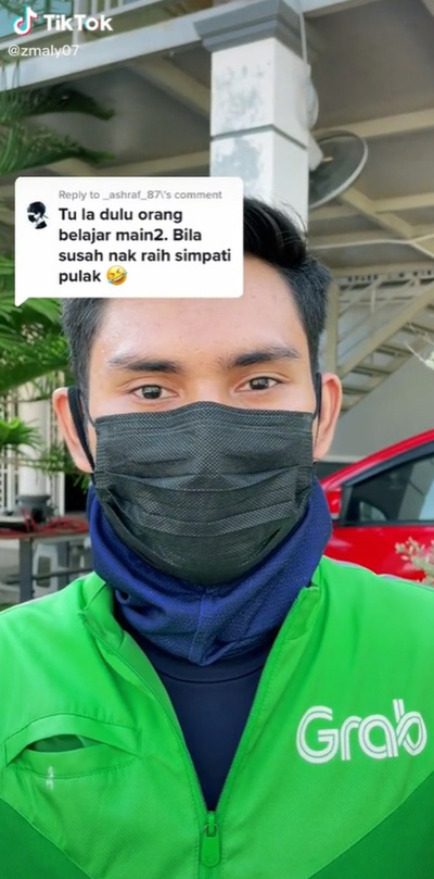 หนุ่มไรเดอร์ โชว์ใบปริญญา 2 ใบ หนุ่มไรเดอร์ โชว์ใบปริญญา 2 ใบ