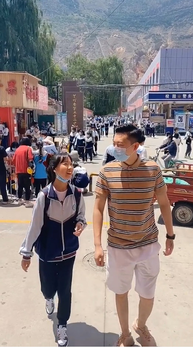 พ่อหน้าเด็กสร้างเรื่อง ไปรับลูกสาวที่ รร. ทำครูนึกว่าแฟน พ่อหน้าเด็กสร้างเรื่อง ไปรับลูกสาวที่ รร. ทำครูนึกว่าแฟน