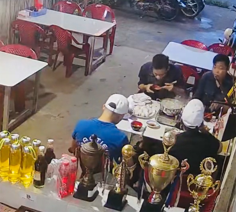 แก๊สกระป๋องระเบิดใส่หน้าสนั่นกลางร้าน แก๊สกระป๋องระเบิดใส่หน้าสนั่นกลางร้าน