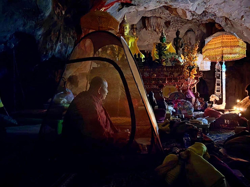 ครูบาบุญชุ่ม ปฏิบัติธรรมจำพรรษา 3 เดือน 3 วัน ถ้ำพระบาทผาช้าง ไม่พบผู้คนภายนอก ครูบาบุญชุ่ม ปฏิบัติธรรมจำพรรษา 3 เดือน 3 วัน ถ้ำพระบาทผาช้าง ไม่พบผู้คนภายนอก