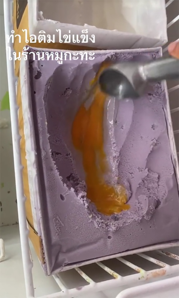 ลูกค้าทำไอติมไข่แข็ง ในตู้ร้านหมูกระทะตอกไข่ใส่ทั้งลูก ทัวร์ลงเละ ลูกค้าทำไอติมไข่แข็ง ในตู้ร้านหมูกระทะตอกไข่ใส่ทั้งลูก ทัวร์ลงเละ