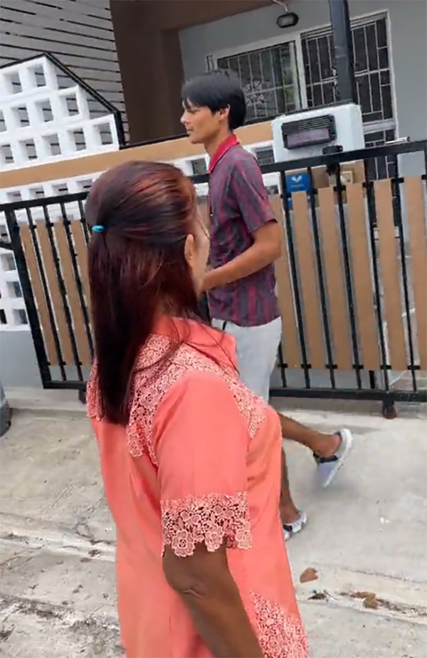 คลิปน้ำตาซึม ชีวิตสุดลำบาก แม่พ้อได้แต่มองบ้านคนอื่น เจอลูกเซอร์ไพรส์ซื้อบ้านให้ คลิปน้ำตาซึม ชีวิตสุดลำบาก แม่พ้อได้แต่มองบ้านคนอื่น เจอลูกเซอร์ไพรส์ซื้อบ้านให้