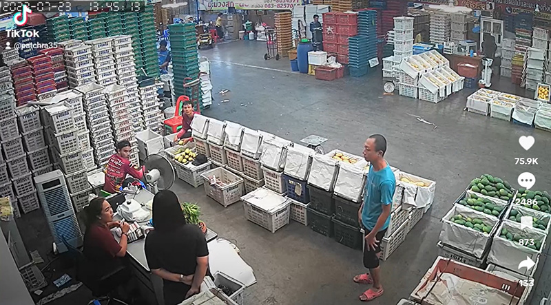 แม่ค้าผลไม้เจอคนมาขอทำงานแลกค่ารถ แม่ค้าผลไม้เจอคนมาขอทำงานแลกค่ารถ