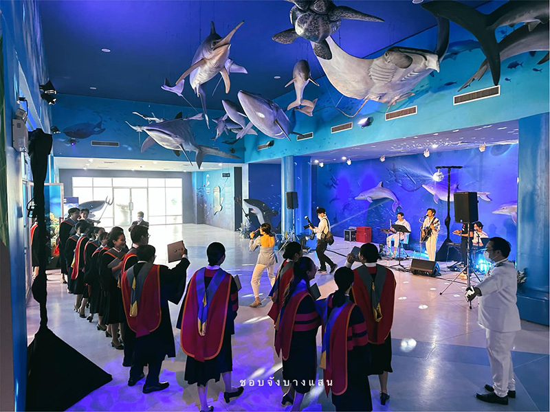 ม บูรพา รับปริญญาในอควาเรียม มีเงือกโชว์ ปลานับร้อยเป็นพยาน ม บูรพา รับปริญญาในอควาเรียม มีเงือกโชว์ ปลานับร้อยเป็นพยาน