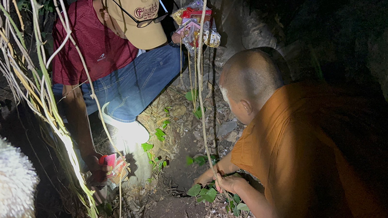 อดีตพระคม ขุดดินฝัง ทอง เงินสด มูลค่ากว่า 100 ล้าน อดีตพระคม ขุดดินฝัง ทอง เงินสด มูลค่ากว่า 100 ล้าน