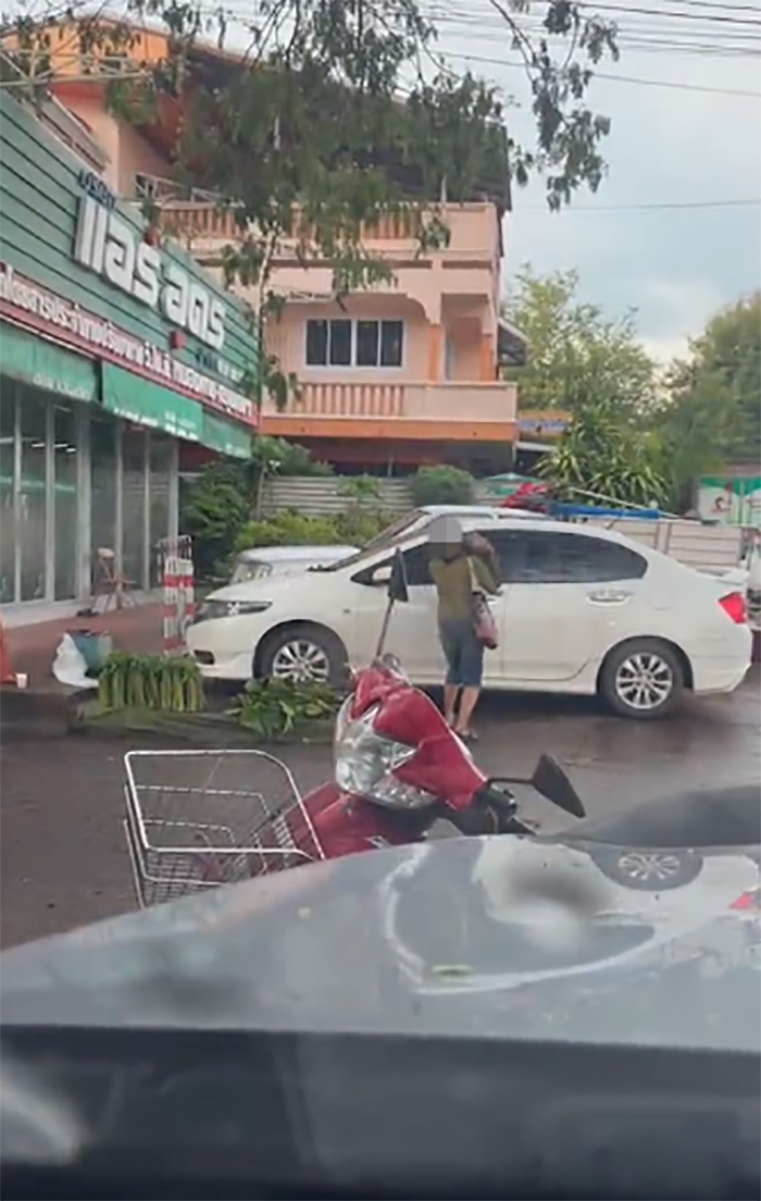 เจ้าที่แรง คลิปแม่ค้าเดือดหวงที่ขายของ คว้าอิฐทุบรถเก๋งยับ เจ้าที่แรง คลิปแม่ค้าเดือดหวงที่ขายของ คว้าอิฐทุบรถเก๋งยับ