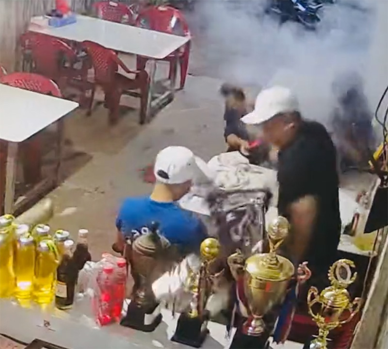 แก๊สกระป๋องระเบิดใส่หน้าสนั่นกลางร้าน แก๊สกระป๋องระเบิดใส่หน้าสนั่นกลางร้าน