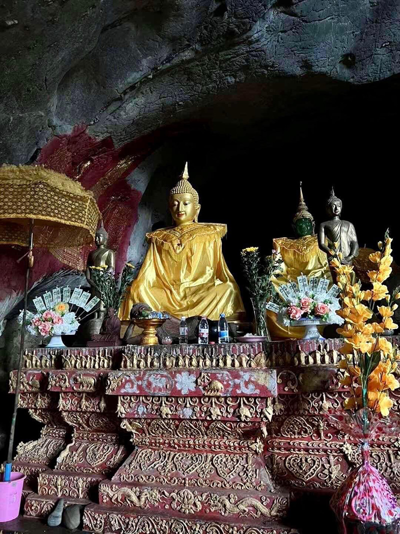 ครูบาบุญชุ่ม ปฏิบัติธรรมจำพรรษา 3 เดือน 3 วัน ถ้ำพระบาทผาช้าง ไม่พบผู้คนภายนอก ครูบาบุญชุ่ม ปฏิบัติธรรมจำพรรษา 3 เดือน 3 วัน ถ้ำพระบาทผาช้าง ไม่พบผู้คนภายนอก