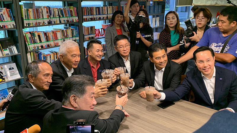 เปิดเงื่อนไข จุดยืน 5 พรรคการเมืองดังหลังหารือ เพื่อไทย เปิดเงื่อนไข จุดยืน 5 พรรคการเมืองดังหลังหารือ เพื่อไทย