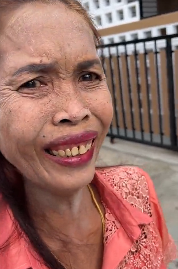 คลิปน้ำตาซึม ชีวิตสุดลำบาก แม่พ้อได้แต่มองบ้านคนอื่น เจอลูกเซอร์ไพรส์ซื้อบ้านให้ คลิปน้ำตาซึม ชีวิตสุดลำบาก แม่พ้อได้แต่มองบ้านคนอื่น เจอลูกเซอร์ไพรส์ซื้อบ้านให้