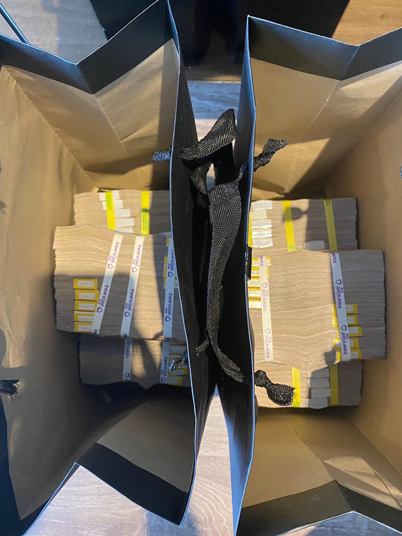 ทนายตั้ม โพสต์ภาพเงินเป็นปึก บอกแฉไป ไถไป ทนายตั้ม โพสต์ภาพเงินเป็นปึก บอกแฉไป ไถไป