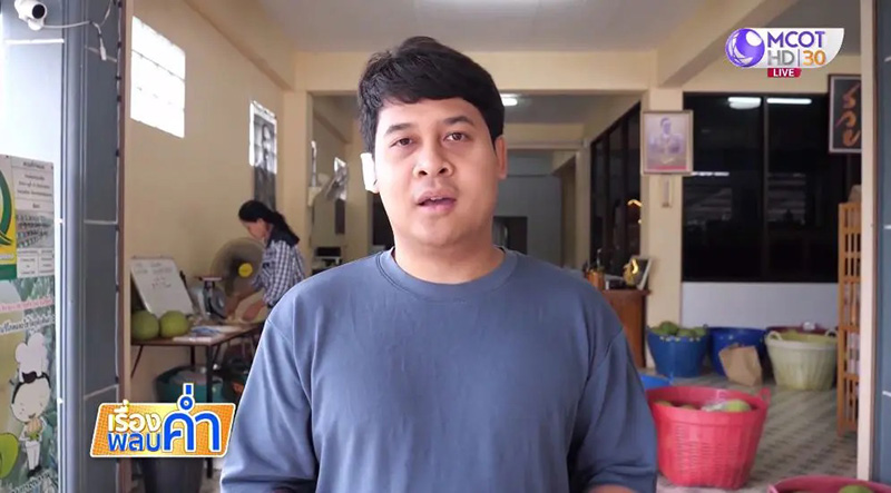 พาลูกเที่ยวสวนสัตว์ให้อาหารควายอยู่ดี เสียงดังกรุบ โดนอูฐงับหูแหว่ง พาลูกเที่ยวสวนสัตว์ให้อาหารควายอยู่ดี เสียงดังกรุบ โดนอูฐงับหูแหว่ง