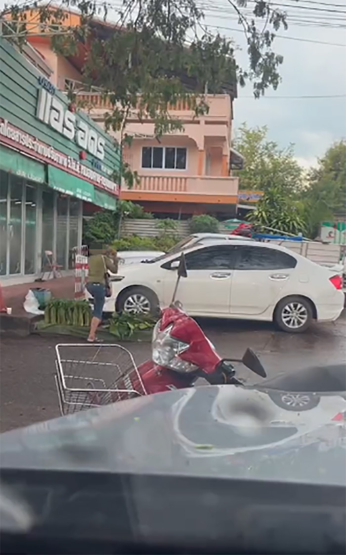 เจ้าที่แรง คลิปแม่ค้าเดือดหวงที่ขายของ คว้าอิฐทุบรถเก๋งยับ เจ้าที่แรง คลิปแม่ค้าเดือดหวงที่ขายของ คว้าอิฐทุบรถเก๋งยับ