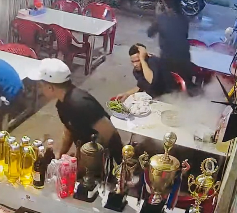 แก๊สกระป๋องระเบิดใส่หน้าสนั่นกลางร้าน แก๊สกระป๋องระเบิดใส่หน้าสนั่นกลางร้าน