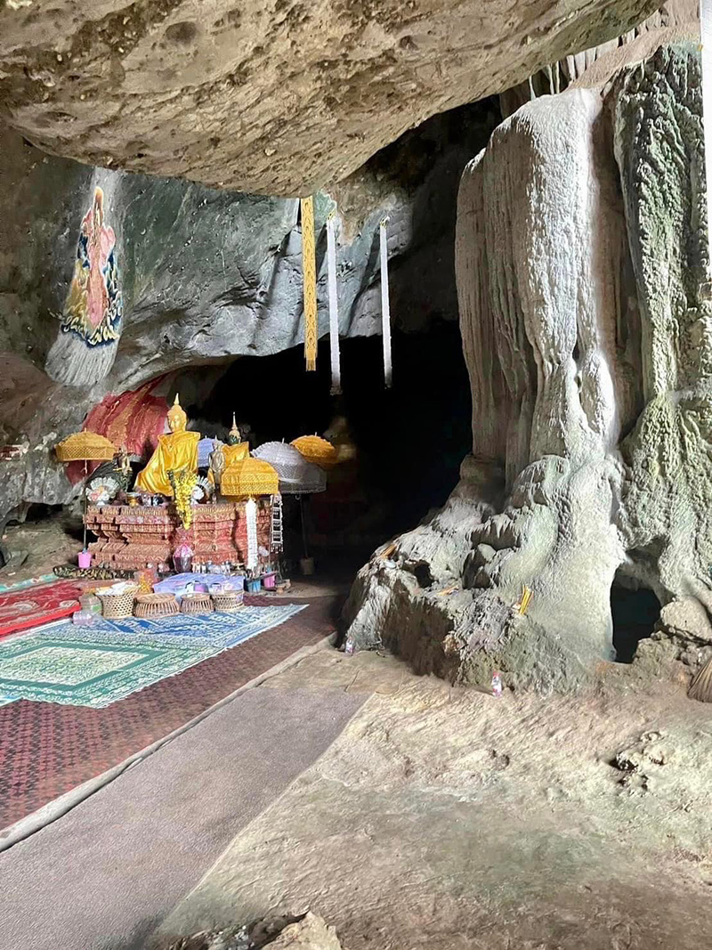 ครูบาบุญชุ่ม ปฏิบัติธรรมจำพรรษา 3 เดือน 3 วัน ถ้ำพระบาทผาช้าง ไม่พบผู้คนภายนอก ครูบาบุญชุ่ม ปฏิบัติธรรมจำพรรษา 3 เดือน 3 วัน ถ้ำพระบาทผาช้าง ไม่พบผู้คนภายนอก