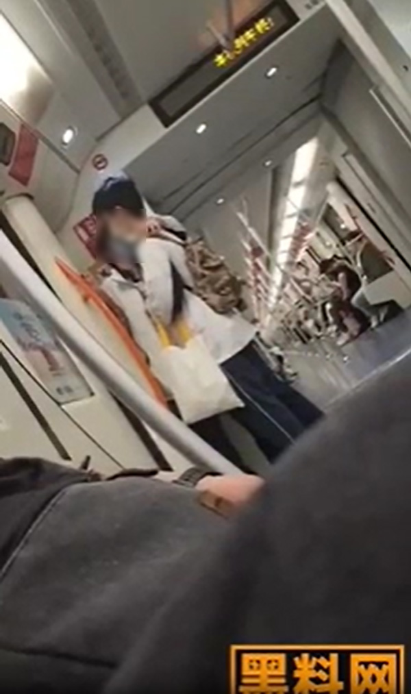 คู่รักยืนเบียดบนรถไฟ คู่รักยืนเบียดบนรถไฟ