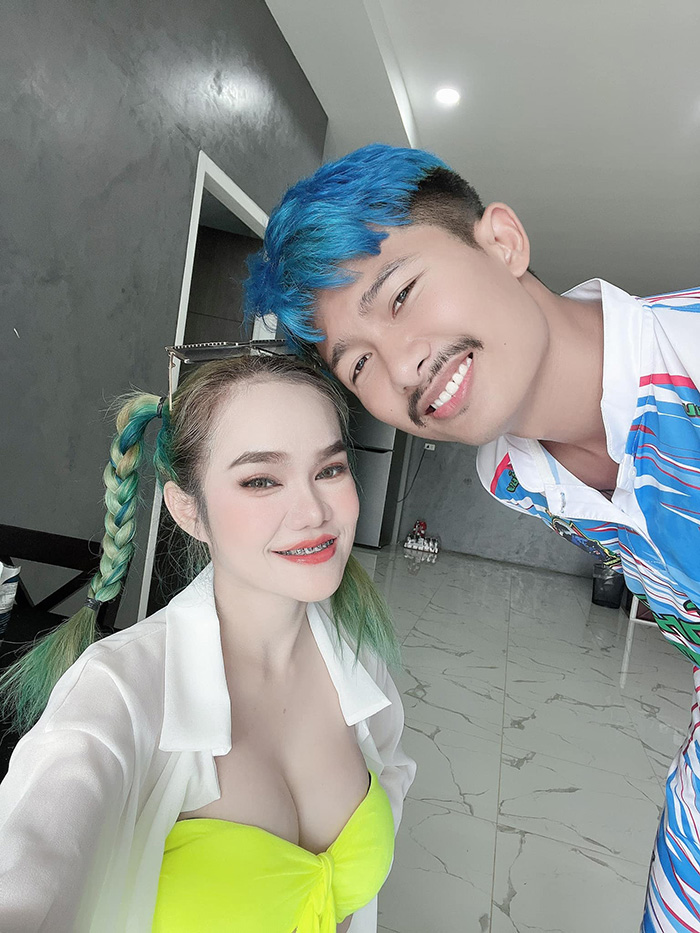 แม่น้ำหนึ่ง ยิ้มแก้มปริ สามีคลั่งรักสักทะเบียนสมรสไว้ที่แขน แม่น้ำหนึ่ง ยิ้มแก้มปริ สามีคลั่งรักสักทะเบียนสมรสไว้ที่แขน