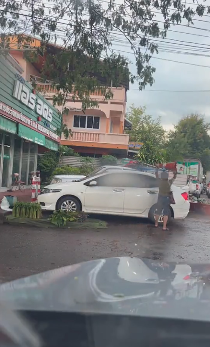 เจ้าที่แรง คลิปแม่ค้าเดือดหวงที่ขายของ คว้าอิฐทุบรถเก๋งยับ เจ้าที่แรง คลิปแม่ค้าเดือดหวงที่ขายของ คว้าอิฐทุบรถเก๋งยับ