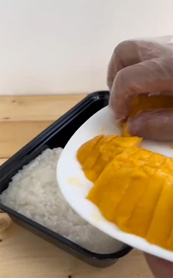 หัวจะปวด ฝรั่งสอนทำข้าวเหนียวมะม่วง คนไทยขยี้ตา ดูยังไงก็ไม่ใช่ หัวจะปวด ฝรั่งสอนทำข้าวเหนียวมะม่วง คนไทยขยี้ตา ดูยังไงก็ไม่ใช่