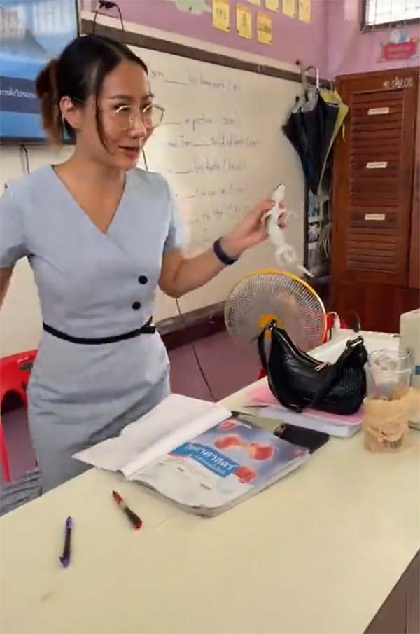 ครูสาวสุดแกร่ง โชว์สกิลจับตุ๊กแกมือเปล่าแบบสุดชิล แต่นักเรียนแทบช็อก ครูสาวสุดแกร่ง โชว์สกิลจับตุ๊กแกมือเปล่าแบบสุดชิล แต่นักเรียนแทบช็อก