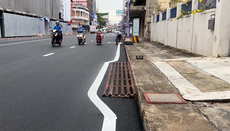 ตีเส้นขอบถนนอ้อมเหล็กริมทาง คดเป็นงูเชียว สวดยับมักง่ายเกิน ตีเส้นขอบถนนอ้อมเหล็กริมทาง คดเป็นงูเชียว สวดยับมักง่ายเกิน