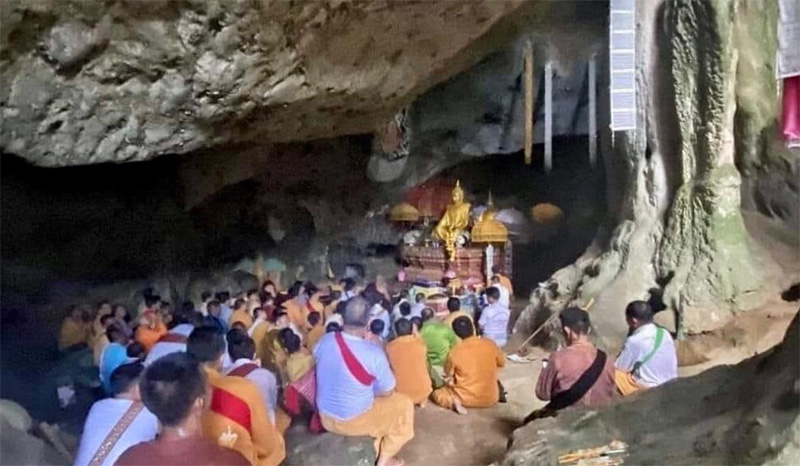 ครูบาบุญชุ่ม ปฏิบัติธรรมจำพรรษา 3 เดือน 3 วัน ถ้ำพระบาทผาช้าง ไม่พบผู้คนภายนอก ครูบาบุญชุ่ม ปฏิบัติธรรมจำพรรษา 3 เดือน 3 วัน ถ้ำพระบาทผาช้าง ไม่พบผู้คนภายนอก