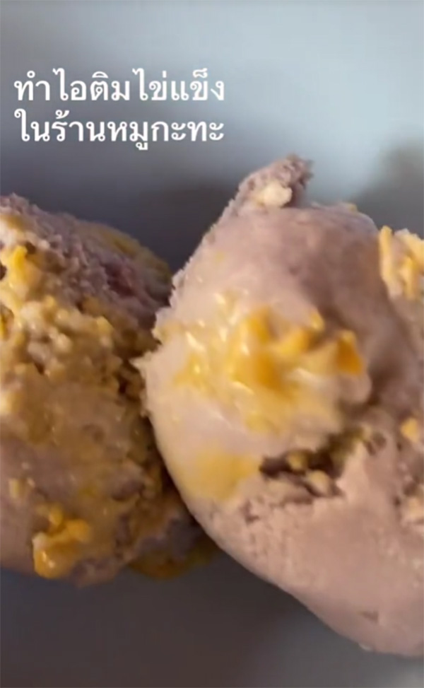 ลูกค้าทำไอติมไข่แข็ง ในตู้ร้านหมูกระทะตอกไข่ใส่ทั้งลูก ทัวร์ลงเละ ลูกค้าทำไอติมไข่แข็ง ในตู้ร้านหมูกระทะตอกไข่ใส่ทั้งลูก ทัวร์ลงเละ