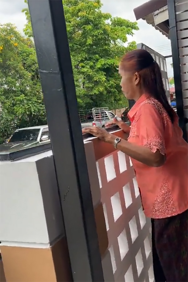 คลิปน้ำตาซึม ชีวิตสุดลำบาก แม่พ้อได้แต่มองบ้านคนอื่น เจอลูกเซอร์ไพรส์ซื้อบ้านให้ คลิปน้ำตาซึม ชีวิตสุดลำบาก แม่พ้อได้แต่มองบ้านคนอื่น เจอลูกเซอร์ไพรส์ซื้อบ้านให้