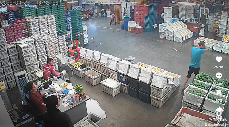 แม่ค้าผลไม้เจอคนมาขอทำงานแลกค่ารถ แม่ค้าผลไม้เจอคนมาขอทำงานแลกค่ารถ