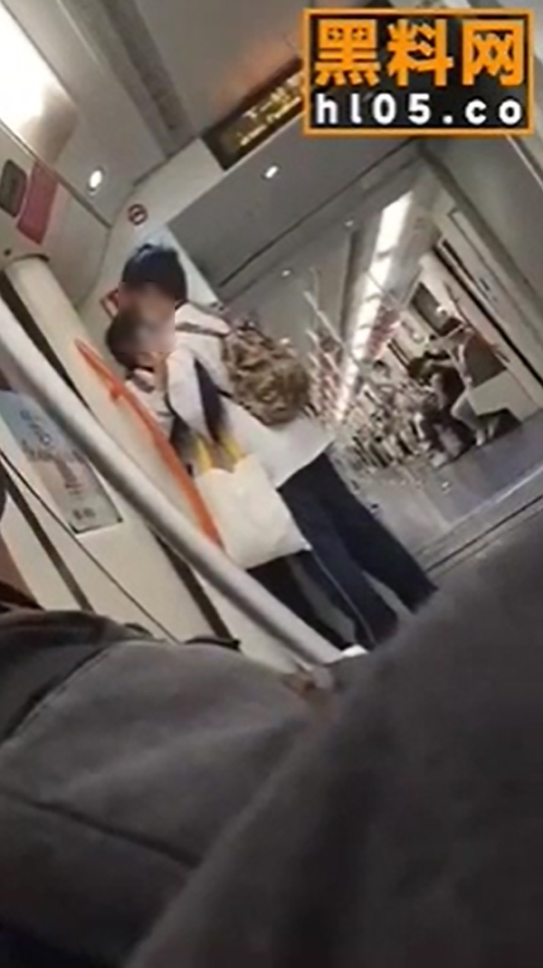 คู่รักยืนเบียดบนรถไฟ คู่รักยืนเบียดบนรถไฟ