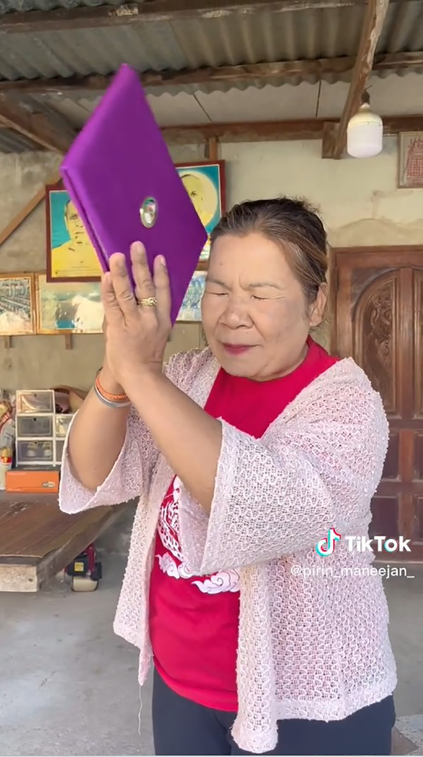 ลูกส่งใบปริญญาไปบ้านกะเซอร์ไพรส์ ลูกส่งใบปริญญาไปบ้านกะเซอร์ไพรส์