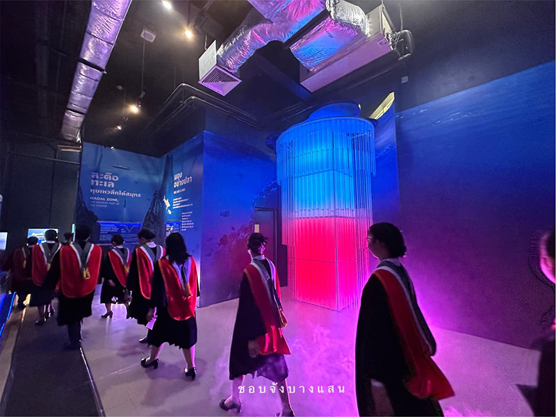 ม บูรพา รับปริญญาในอควาเรียม มีเงือกโชว์ ปลานับร้อยเป็นพยาน ม บูรพา รับปริญญาในอควาเรียม มีเงือกโชว์ ปลานับร้อยเป็นพยาน