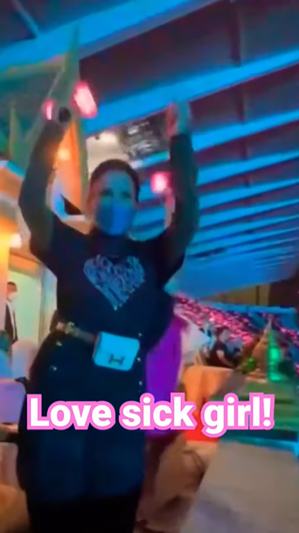 ทูลกระหม่อมฯ เอนจอยคอนเสิร์ต BLACKPINK ทรงโบกแท่งไฟ ทูลกระหม่อมฯ เอนจอยคอนเสิร์ต BLACKPINK ทรงโบกแท่งไฟ