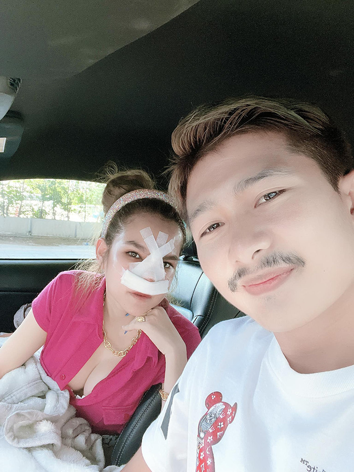 แม่น้ำหนึ่ง ยิ้มแก้มปริ สามีคลั่งรักสักทะเบียนสมรสไว้ที่แขน แม่น้ำหนึ่ง ยิ้มแก้มปริ สามีคลั่งรักสักทะเบียนสมรสไว้ที่แขน