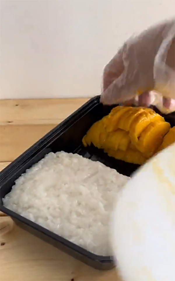 หัวจะปวด ฝรั่งสอนทำข้าวเหนียวมะม่วง คนไทยขยี้ตา ดูยังไงก็ไม่ใช่ หัวจะปวด ฝรั่งสอนทำข้าวเหนียวมะม่วง คนไทยขยี้ตา ดูยังไงก็ไม่ใช่